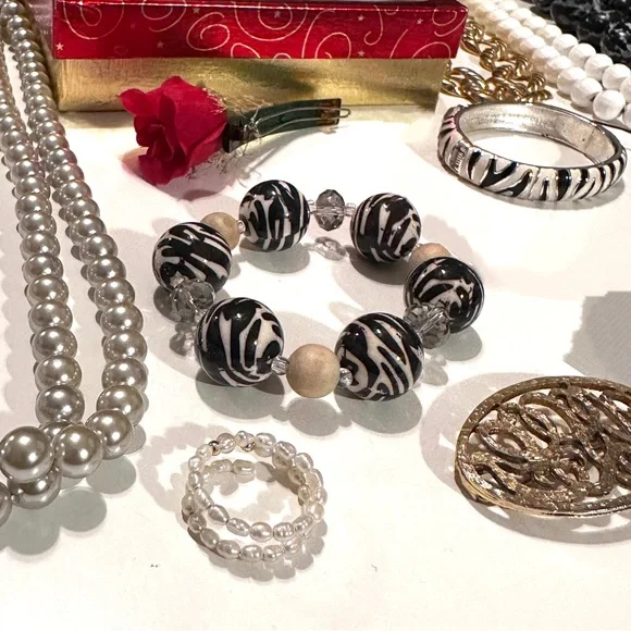 32pcs Vintage Jewelry Bundle Lot Necklace Beads Brooch Ring Earrings Bracelet - Picture 3 of 16